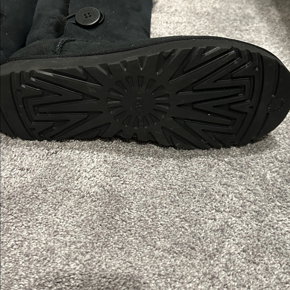 UGGS - Picture 3 of 5